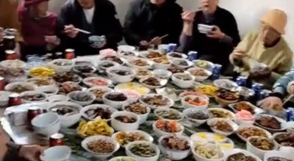 大户人家！云南一家吃年夜饭桌上摆182碗菜：43人同桌吃 ！