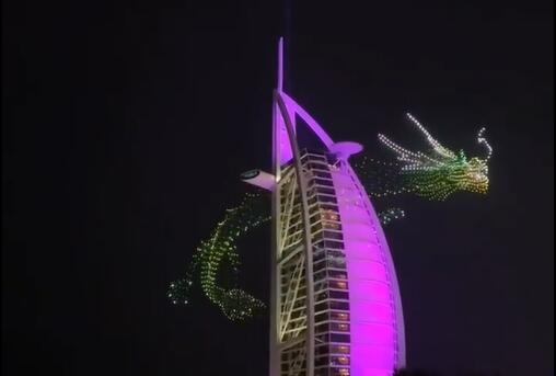 太壮观！迪拜帆船酒店无人机表演飞龙在天 ！